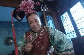公交车上忘穿内裤揉到 1 0潮，乘客尴尬不已引发众人围观，社交媒体热议此事件背后的社会现象与心理分析