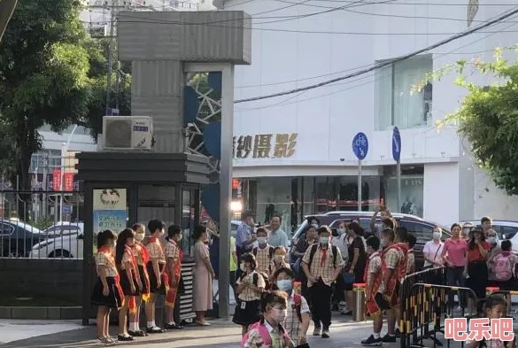 跟女同学在教室激情啪到爽，这种行为不仅不尊重他人，也可能影响学习环境，应该引起大家的反思